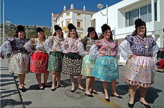 Nazaré - 7 saias - cm-nazare.pt Nazaré - mulheres de 7 saias