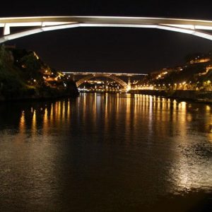 Ponte do Infante iluminada